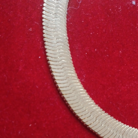 Elegant Gold Bracelet - Picture 3 of 4